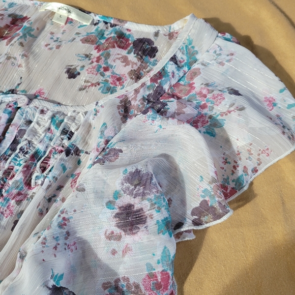 Ruffle Flutter Sleeve Top White Floral Flattering - Picture 6 of 8